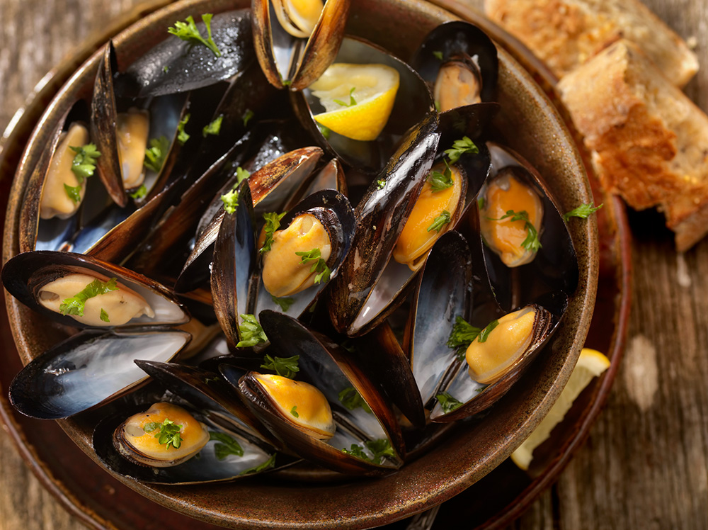Mussels with bread