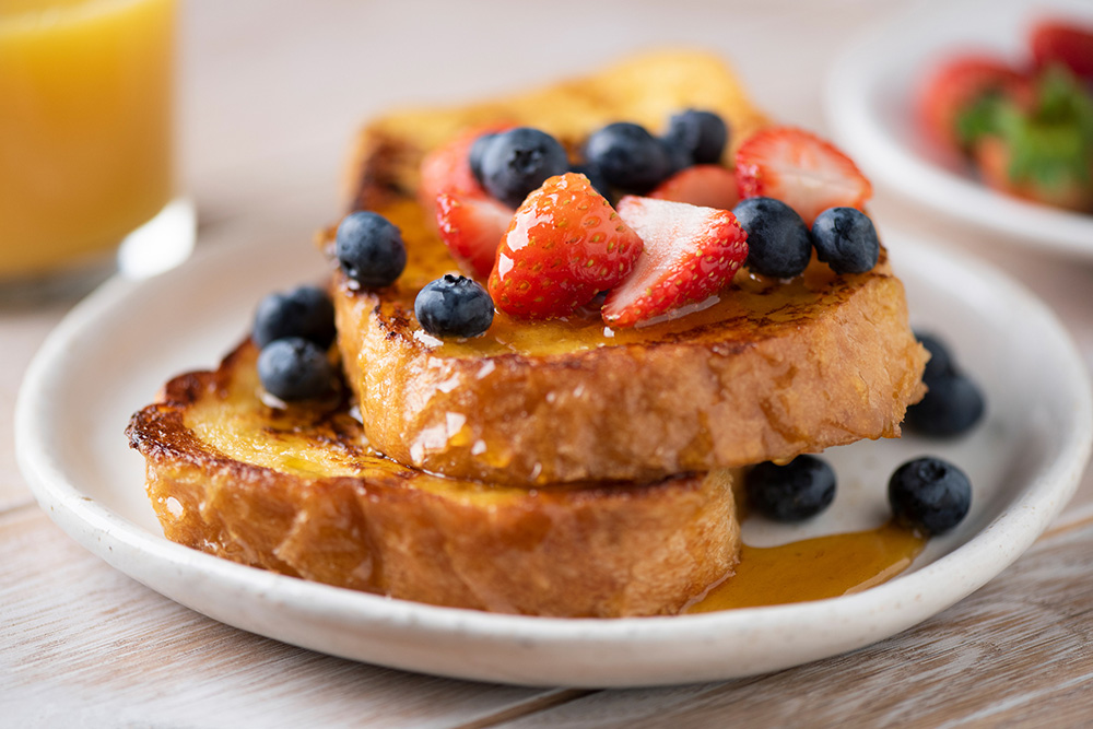 French toast with berries